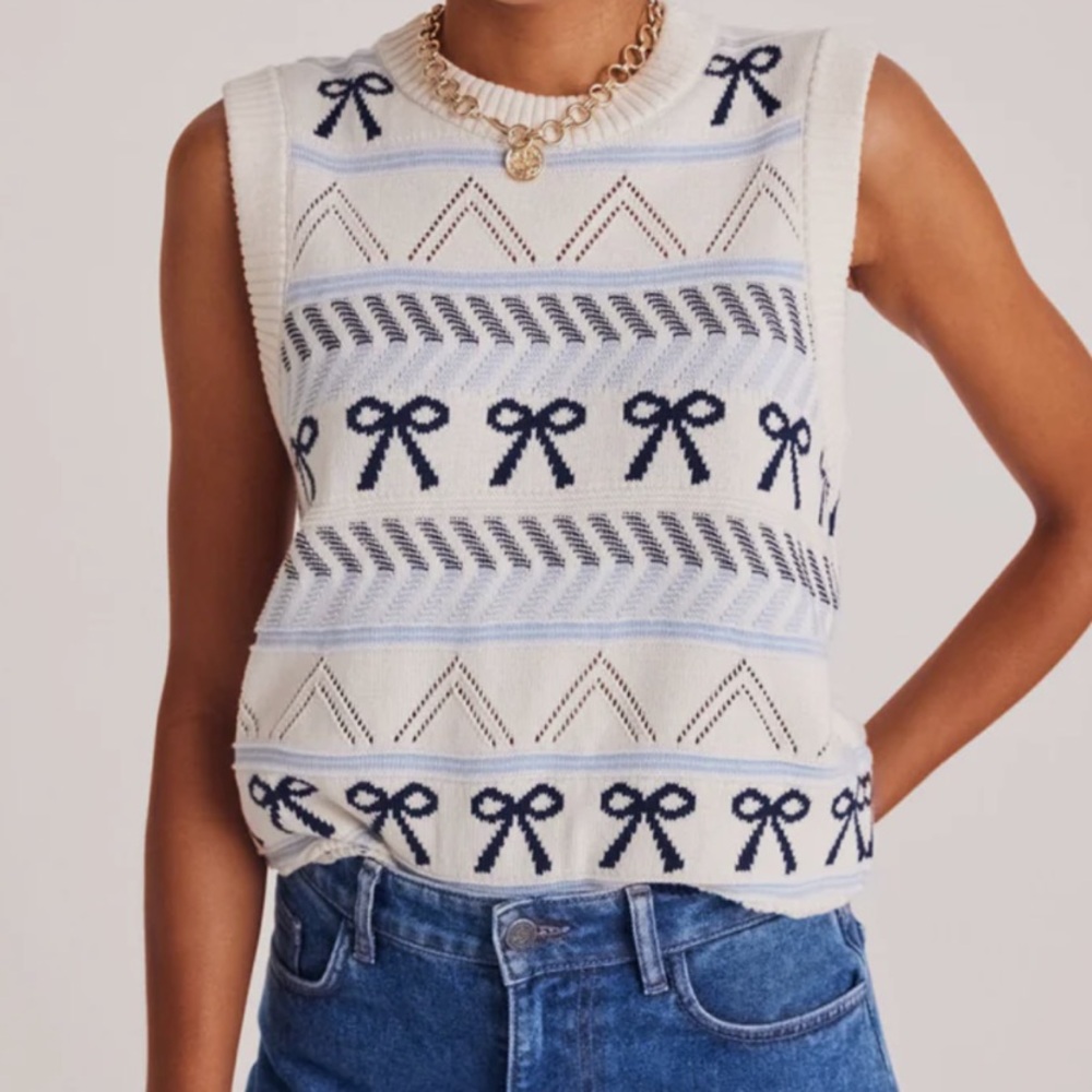 Sleeveless Ivory Knit Bow Pattern Top